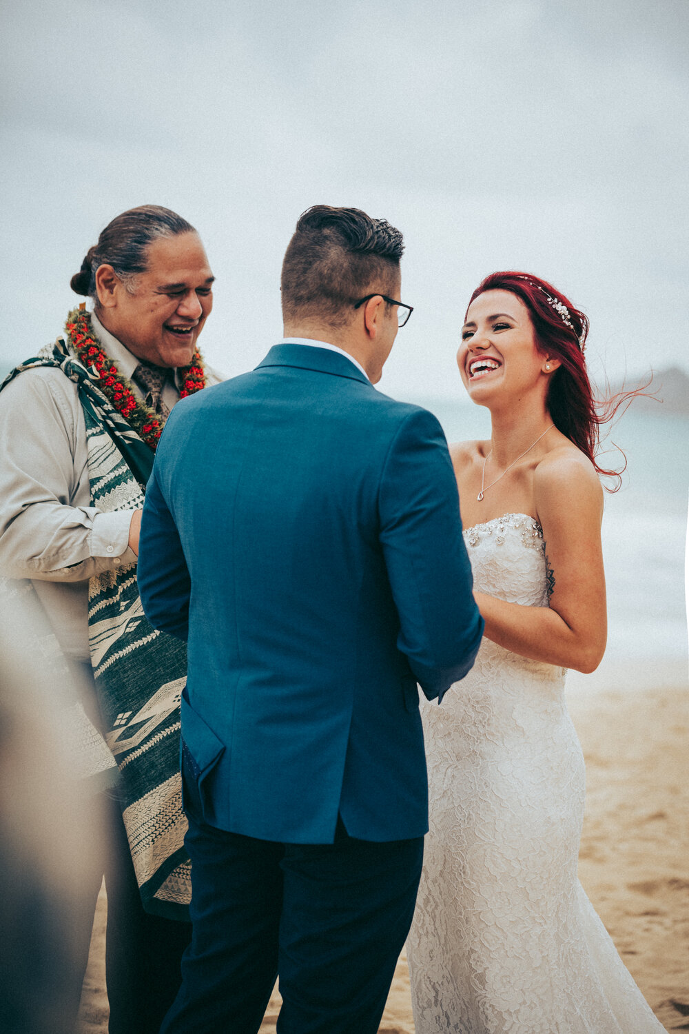 Couple elopes on a beach in Hawaii